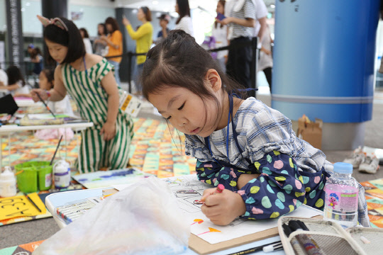 한국지엠(GM)이 개최한 제6회 어린이 그림 그리기 대회 참가 어린이들이 그림을 그리고 있다. <한국지엠(GM) 제공>